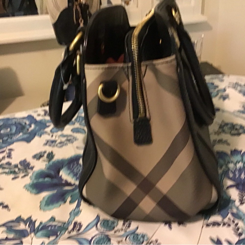 Elegant DAKS Leather Women's Bag